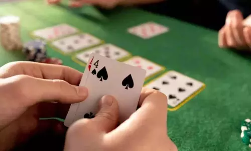 जुआ खेलते चार लोग गिरफ्तार, कैश और ताश के पत्ते बरामद