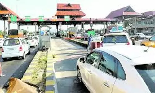Kerala  उच्च न्यायालय द्वारा यात्रियों को प्राथमिकता दिए जाने के बाद पलियेक्कारा टोल संग्रह स्थगित