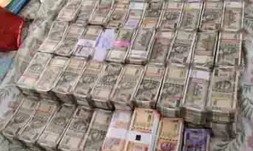 Telangana: अधिकारी पर एसीबी के छापे में 2 करोड़ रुपये नकद जब्त