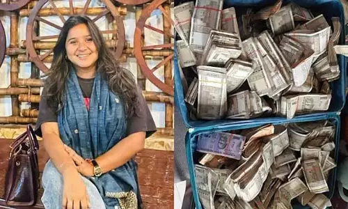 Assam : एसीएस अधिकारी के घर छापा, 2 करोड़ नकद, भारी मात्रा में सोने के आभूषण जब्त