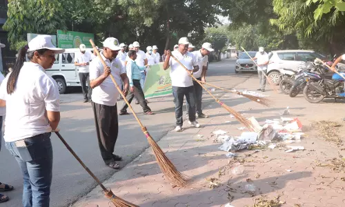 Haridwar: जिलास्तरीय अधिकारियों ने लिया हाथ में झाड़ू