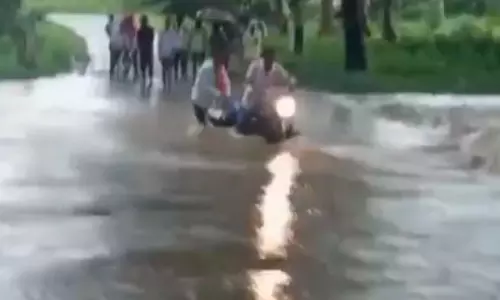 रपटा पार करने के दौरान बाइक सहित नदी में बह गया युवक, video