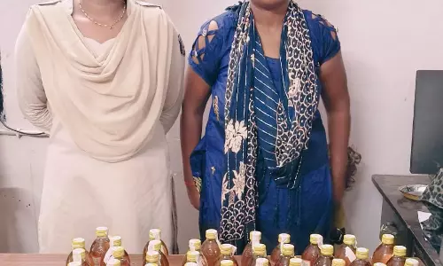 बंजारी नगर रावांभाठा में शराब बेच रही महिला गिरफ्तार बंजारी नगर रावांभाठा में शराब बेच रही महिला गिरफ्तार