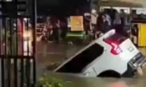 Ranchi: भारी बारिश और जलभराव के बीच स्कॉर्पियो सिंकहोल में फंसी