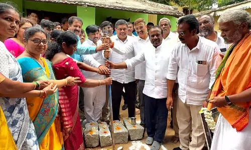Molakalmuru : सरकारी बालिका विद्यालय के जीर्णोद्धार की आधारशिला रखी गई Molakalmuru : सरकारी बालिका विद्यालय के जीर्णोद्धार की आधारशिला रखी गई