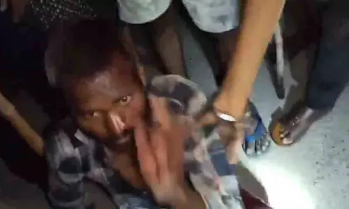 UP : चोरी के शक में मानसिक रूप से विक्षिप्त व्यक्ति की बेरहमी से पिटाई