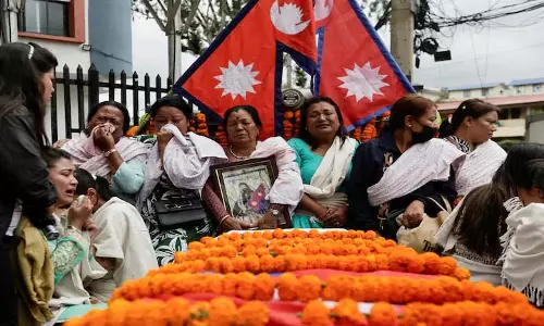 Nepal में भ्रष्टाचार विरोधी प्रदर्शनों में मारे गए लोगों के लिए रोते हुए अंतिम संस्कार