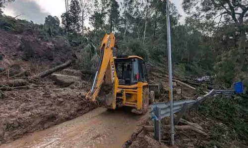 Chamba-Pathankot मार्ग पर भूस्खलन से जनजीवन प्रभावित Chamba-Pathankot मार्ग पर भूस्खलन से जनजीवन प्रभावित
