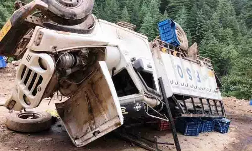 Kotkhai में पिकअप ट्रक खाई में गिरने से पांच लोगों की मौत Kotkhai में पिकअप ट्रक खाई में गिरने से पांच लोगों की मौत