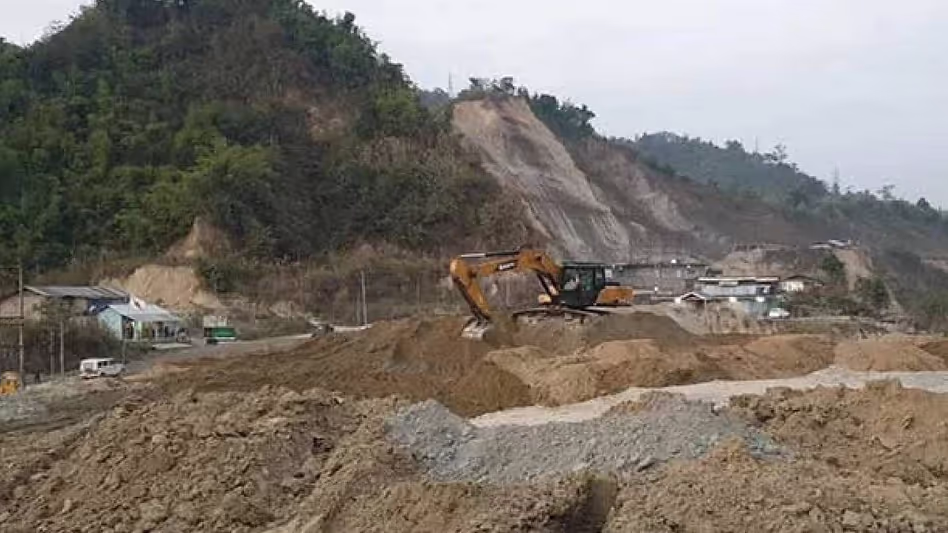 Arunachal के पापुम पारे ने हवाई अड्डे के पास अनधिकृत मिट्टी काटने पर प्रतिबंध लगाया