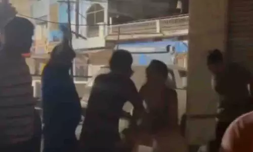 Madhya Pradesh: आवारा कुत्तों पर पत्थर फेंकने का विरोध करने पर हमला Madhya Pradesh: आवारा कुत्तों पर पत्थर फेंकने का विरोध करने पर हमला