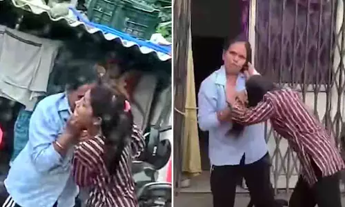 Uttarakhand: काम की मांग पर सड़क पर महिला ने भतीजी का हाथ काटा Uttarakhand: काम की मांग पर सड़क पर महिला ने भतीजी का हाथ काटा