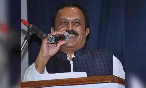 सचिवालय में बेहोश होकर गिरीं Madhu Yashki Gaud, अस्पताल ले जाया गया सचिवालय में बेहोश होकर गिरीं Madhu Yashki Gaud, अस्पताल ले जाया गया