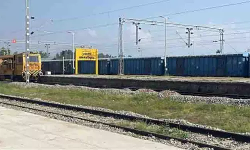 JAMMU: रेलवे घाटी में सेना के लिए शीतकालीन सामान ले जा रही