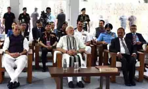 PM को नई सामान्य स्थिति के संदर्भ में सैन्य बलों की परिचालन तैयारियों की जानकारी दी गई PM को नई सामान्य स्थिति के संदर्भ में सैन्य बलों की परिचालन तैयारियों की जानकारी दी गई