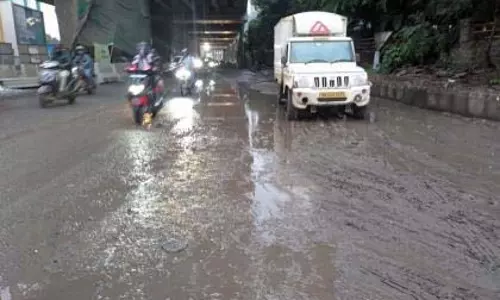 भारी बारिश से हिंजेवाड़ी में गड्ढों, कीचड़ और अतिक्रमण का खतरा भारी बारिश से हिंजेवाड़ी में गड्ढों, कीचड़ और अतिक्रमण का खतरा