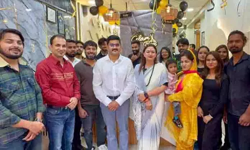 Rekha ने एसएम ग्लेमबॉक्स का उद्घाटन किया, सरकारी योजनाओं की सराहना की Rekha ने एसएम ग्लेमबॉक्स का उद्घाटन किया, सरकारी योजनाओं की सराहना की