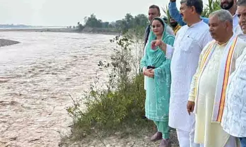 Sat, जुगल, सुरिंदर ने बाढ़ प्रभावित सूरे चक का दौरा किया, राहत, पुनर्वास का आश्वासन दिया Sat, जुगल, सुरिंदर ने बाढ़ प्रभावित सूरे चक का दौरा किया, राहत, पुनर्वास का आश्वासन दिया