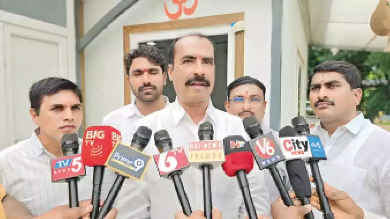 Telangana: सरकार को वेमुलावाड़ा राजन्ना मंदिर को बंद करने पर स्पष्टीकरण देना चाहिए Telangana: सरकार को वेमुलावाड़ा राजन्ना मंदिर को बंद करने पर स्पष्टीकरण देना चाहिए