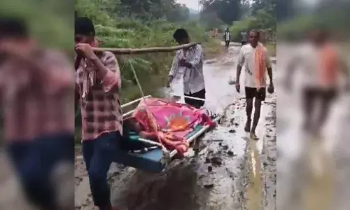 गर्भवती महिला ने डोली में ले जाते समय सड़क पर बच्चे को जन्म दिया