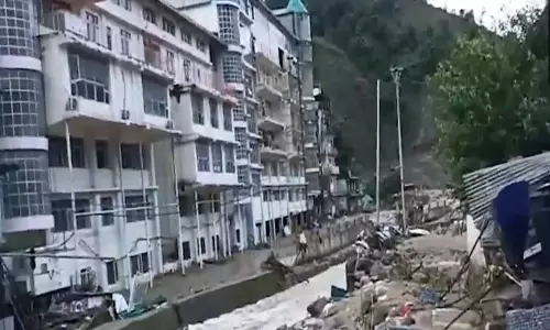 Shimla के पहाड़ी इलाकों में भूस्खलन से मकान और वाहन क्षतिग्रस्त