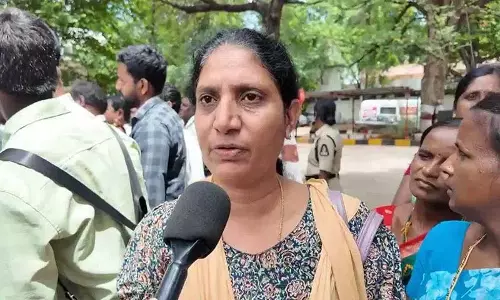 खाने को चावल भी नहीं है.. एक महिला कर्मचारी की आंखों में आंसू