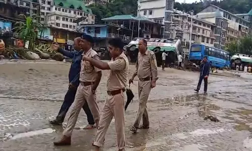 Mandi में भूस्खलन से मकान ढहा, मलबे में 3 लोगों के फंसे होने की आशंका Mandi में भूस्खलन से मकान ढहा, मलबे में 3 लोगों के फंसे होने की आशंका