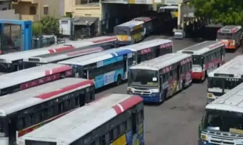 Miyapur डिपो में हादसा.. कंडक्टर की दिल का दौरा पड़ने से मौत