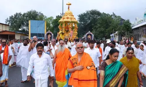 Srisailam में भव्यता के साथ मनाया गया स्वर्ण रथ उत्सव