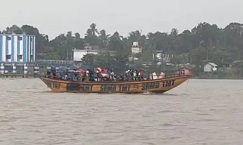 नाव से अचानक छलांग लगाने से यात्री अचेत, नदी दहशत और शोर से भर गई नाव से अचानक छलांग लगाने से यात्री अचेत, नदी दहशत और शोर से भर गई