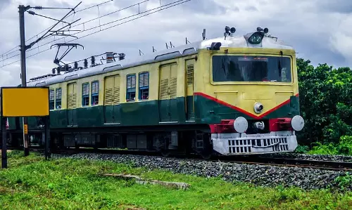 भीड़ को नियंत्रित करने के लिए रेलवे बिधाननगर से लोकल ट्रेनें चलाएगा
