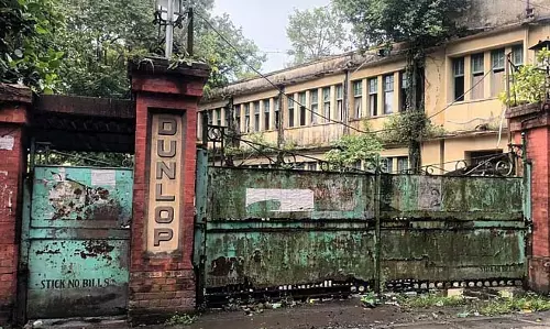विश्वकर्मा पूजा पर नहीं है रोशनी, शाहगंज स्थित डनलप फैक्ट्री के गेट पर अब भी झुके मजदूर