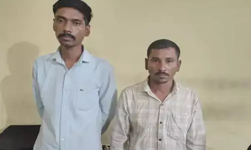 ट्रेन से नशे की तस्करी, दो आरोपी कफ सिरप के साथ गिरफ्तार ट्रेन से नशे की तस्करी, दो आरोपी कफ सिरप के साथ गिरफ्तार