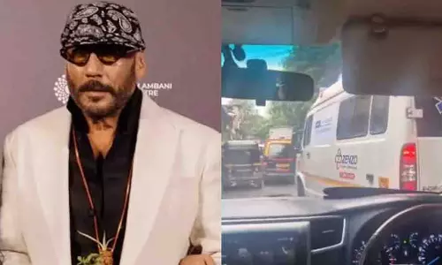 Jackie Shroff: मुंबई के ट्रैफिक में फंसी एम्बुलेंस का वीडियो शेयर किया Jackie Shroff: मुंबई के ट्रैफिक में फंसी एम्बुलेंस का वीडियो शेयर किया