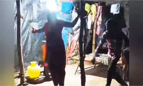 AP: शराबी पति ने पत्नी को खंभे से बांधकर बेल्ट और लात-घूंसों से बेरहमी से पीटा AP: शराबी पति ने पत्नी को खंभे से बांधकर बेल्ट और लात-घूंसों से बेरहमी से पीटा