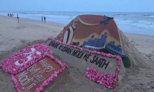 पुरी: सुदर्शन पटनायक ने पीएम मोदी के 75वें जन्मदिन पर 750 फूलों से बनाया शानदार सैंड आर्ट पुरी: सुदर्शन पटनायक ने पीएम मोदी के 75वें जन्मदिन पर 750 फूलों से बनाया शानदार सैंड आर्ट