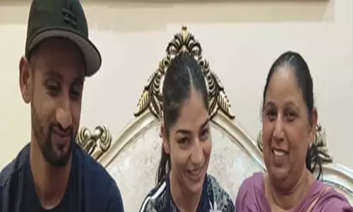 उदिता दुहान को एशिया कप में मिला बेस्ट प्लेयर का खिताब, परिवार में खुशी का माहौल उदिता दुहान को एशिया कप में मिला बेस्ट प्लेयर का खिताब, परिवार में खुशी का माहौल