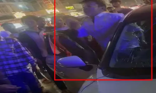 शराबी कार चालक ने बाइक सवार को मारी टक्कर, सड़क पर किया हाई वोल्टेज ड्रामा शराबी कार चालक ने बाइक सवार को मारी टक्कर, सड़क पर किया हाई वोल्टेज ड्रामा