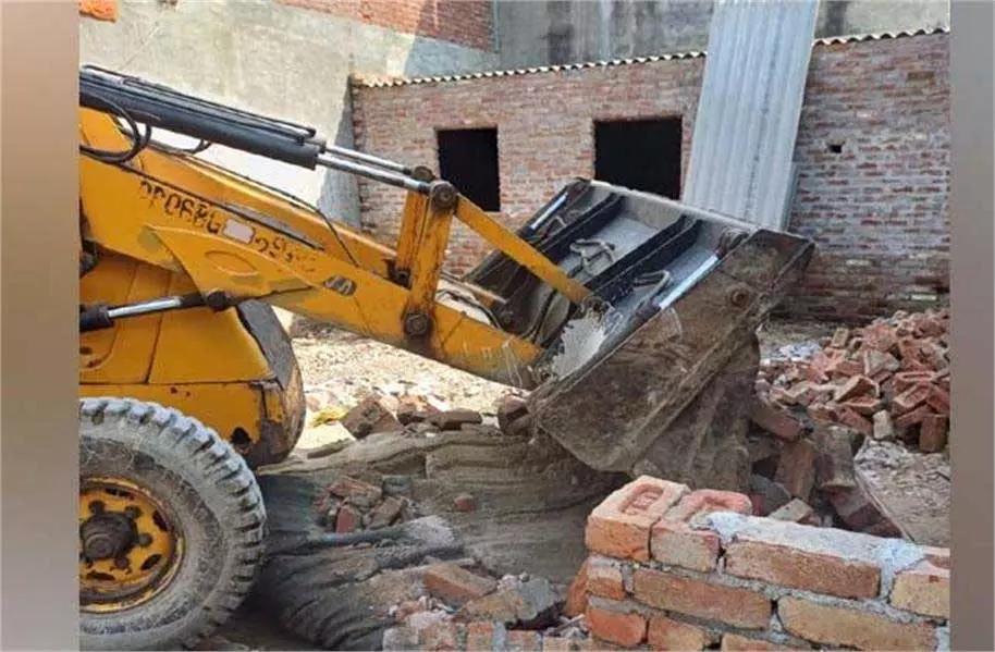 Jalandhar:बड़ी कार्रवाई, अवैध निर्माण पर चला पीला पंजा Jalandhar:बड़ी कार्रवाई, अवैध निर्माण पर चला पीला पंजा