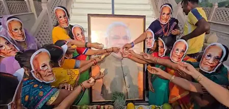 Modi@75: पीएम मोदी का अनोखा जन्मदिन समारोह, VIDEO Modi@75: पीएम मोदी का अनोखा जन्मदिन समारोह, VIDEO