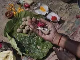 Pitru Paksha 2025: पितृ पक्ष में द्वादशी श्राद्ध कल, इस तरह करें पिंडदान, पितर प्रसन्न होंगे और देंगे आशीर्वाद Pitru Paksha 2025: पितृ पक्ष में द्वादशी श्राद्ध कल, इस तरह करें पिंडदान, पितर प्रसन्न होंगे और देंगे आशीर्वाद