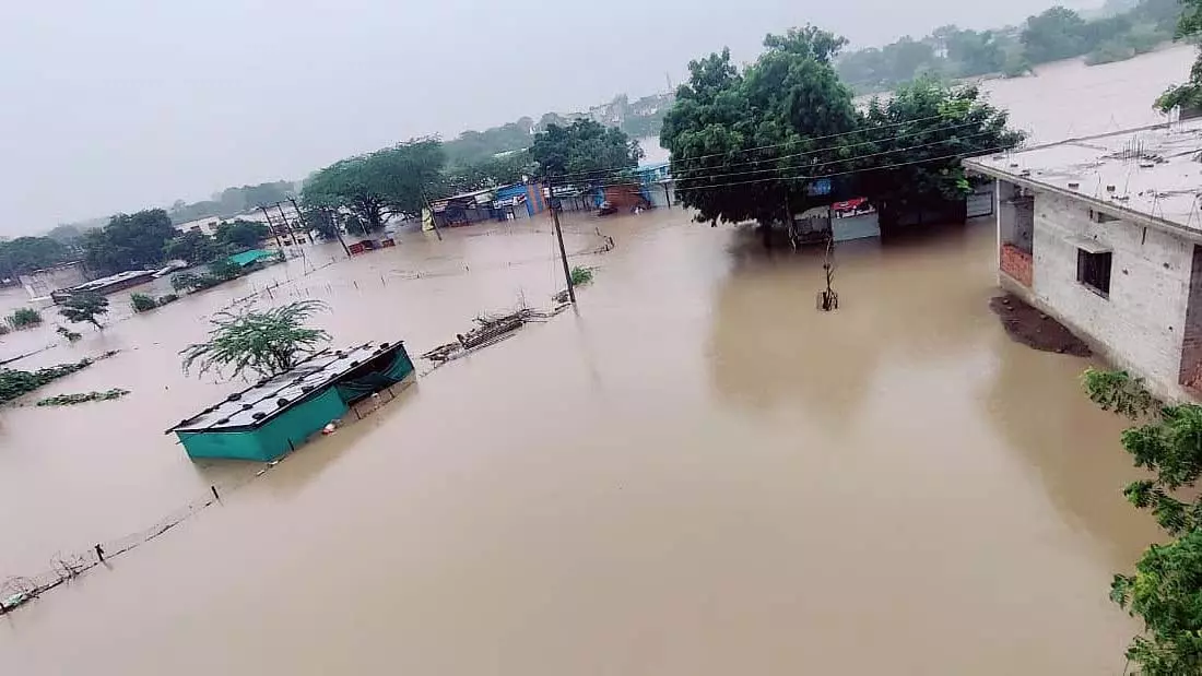 छत्रपति संभाजीनगर: सिल्लोड तालुका के गांवों में भारी बारिश से बाढ़, फसलों को भारी नुकसान छत्रपति संभाजीनगर: सिल्लोड तालुका के गांवों में भारी बारिश से बाढ़, फसलों को भारी नुकसान