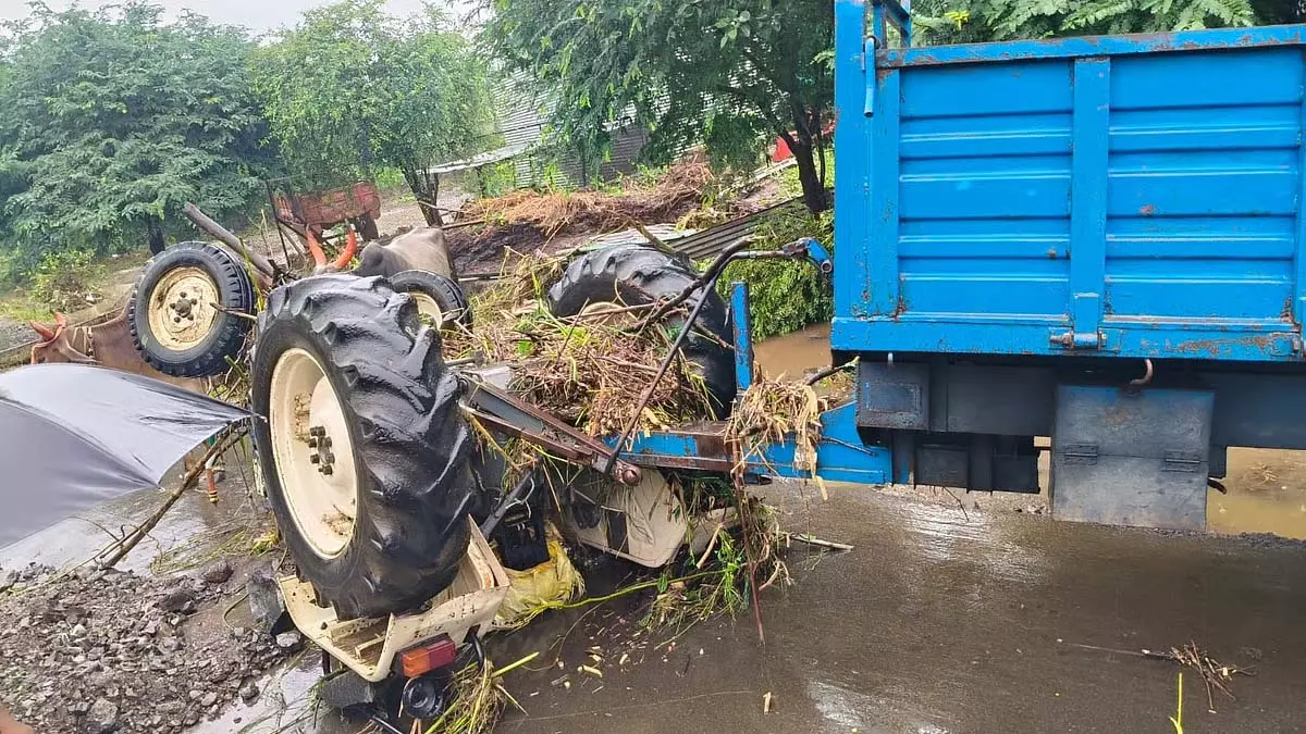 Jalgaon : गांवों में भारी बारिश से सैकड़ों लोग विस्थापित, एक बह गया Jalgaon : गांवों में भारी बारिश से सैकड़ों लोग विस्थापित, एक बह गया