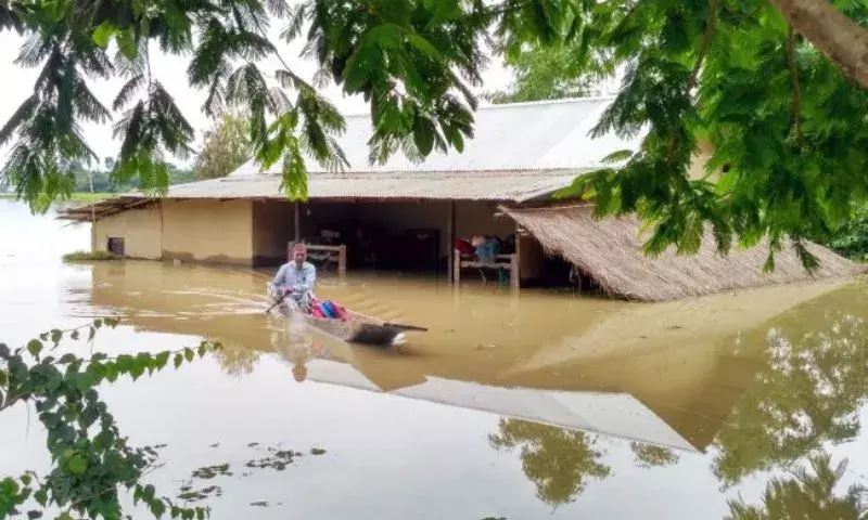 Assam : बाढ़ की एक और लहर ने मचाई तबाही, गुवाहाटी बचा Assam : बाढ़ की एक और लहर ने मचाई तबाही, गुवाहाटी बचा