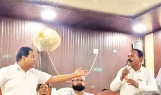 Bareilly: नवाबगंज बैठक का विवाद, बीडीओ कमरे में फंसे Bareilly: नवाबगंज बैठक का विवाद, बीडीओ कमरे में फंसे