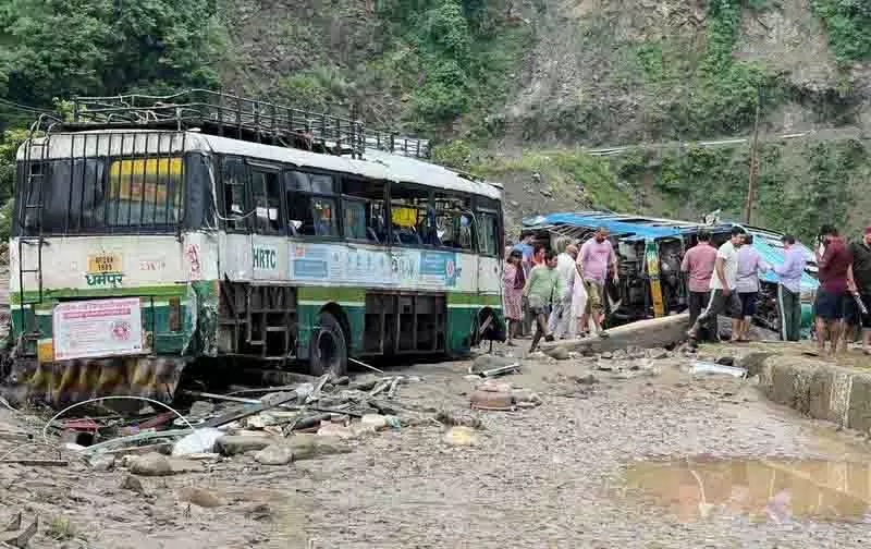 Mandi में भूस्खलन और अचानक आई बाढ़ में 5 लोगों की मौत Mandi में भूस्खलन और अचानक आई बाढ़ में 5 लोगों की मौत