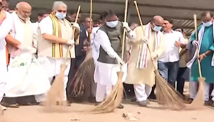 सीएम माझी, राज्यपाल पीएम के जन्मदिन पर स्वच्छता ही सेवा अभियान में शामिल हुए सीएम माझी, राज्यपाल पीएम के जन्मदिन पर स्वच्छता ही सेवा अभियान में शामिल हुए