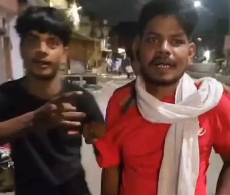 Lucknow: युवक पर चोरी का आरोप, ठेलेवालों ने धर दबोचा Lucknow: युवक पर चोरी का आरोप, ठेलेवालों ने धर दबोचा