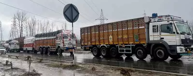 श्रीनगर-जम्मू राष्ट्रीय राजमार्ग तीन सप्ताह बाद भारी वाहनों के लिए फिर से खुला श्रीनगर-जम्मू राष्ट्रीय राजमार्ग तीन सप्ताह बाद भारी वाहनों के लिए फिर से खुला