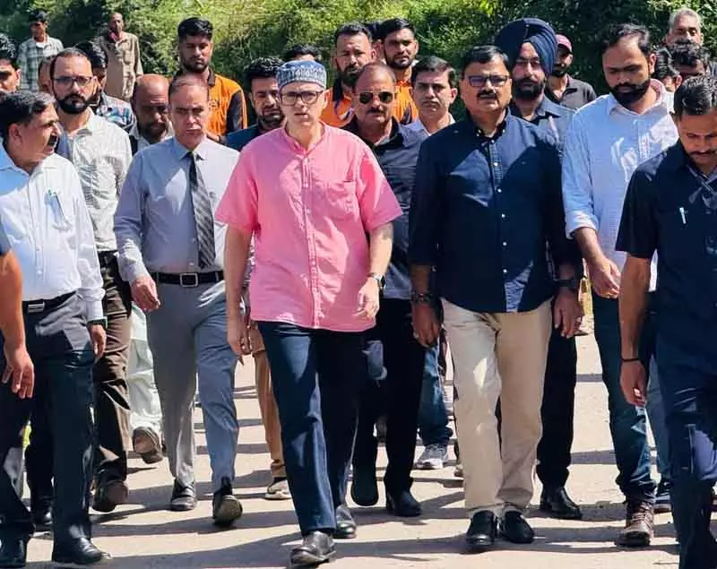 मुख्यमंत्री उमर अब्दुल्ला ने भूमि धंसाव प्रभावित गांव कलाबन का दौरा किया मुख्यमंत्री उमर अब्दुल्ला ने भूमि धंसाव प्रभावित गांव कलाबन का दौरा किया
